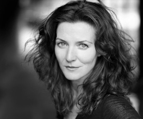 Michelle-Fairley-catelyn-tully-stark-24143060-500-415.jpg